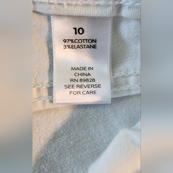 Denim & Co. Regular Tulip Snap Hem Capri Jeans Button Detail Women's 10 White - Picture 11 of 14